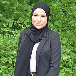 Frau  Dounia Akkouh
